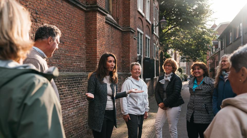 Gids geeft een rondleiding aan toeristen over Alkmaar